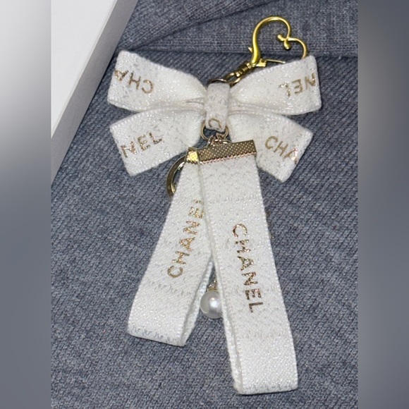 CHANEL beauty Gold Heart and snowflake Key Chain/bag charm - Picture 5 of 7